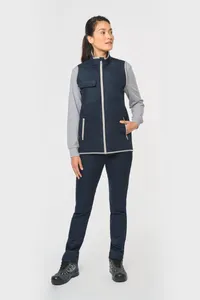 4-lagiger Bodywarmer mit Wärmeisolierung.