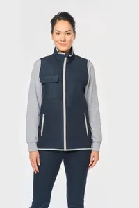 4-lagiger Bodywarmer mit Wärmeisolierung.