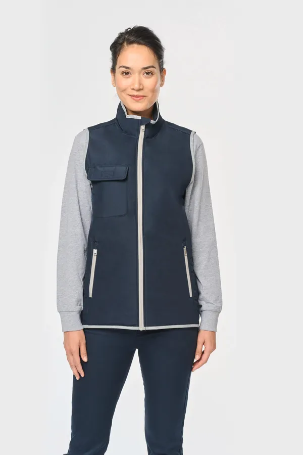 4-lagiger Bodywarmer mit Wärmeisolierung.