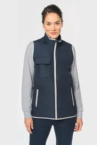 4-lagiger Bodywarmer mit Wärmeisolierung.