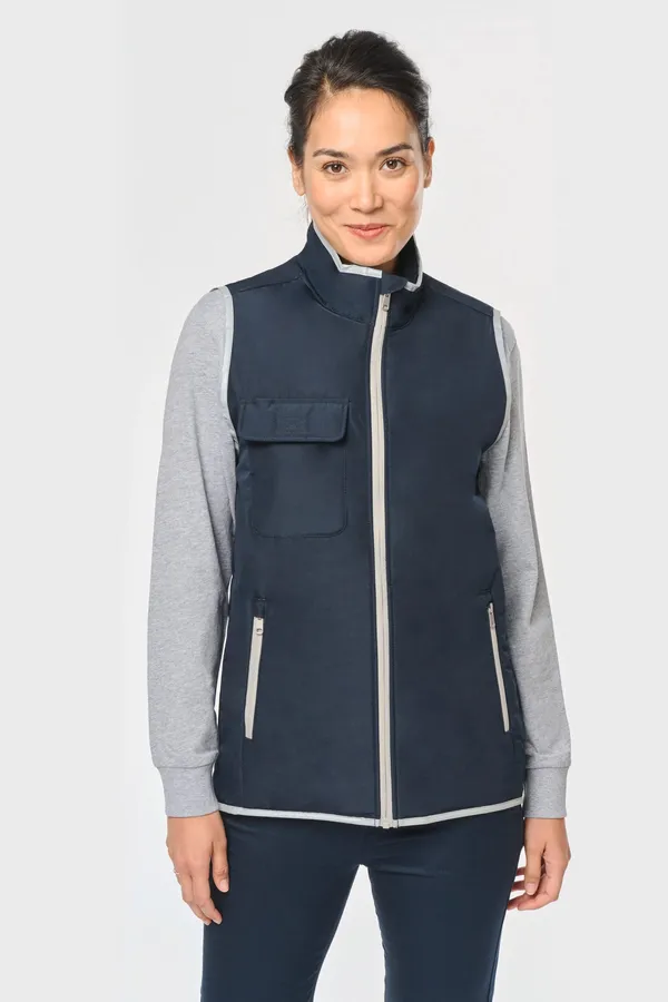 4-lagiger Bodywarmer mit Wärmeisolierung.