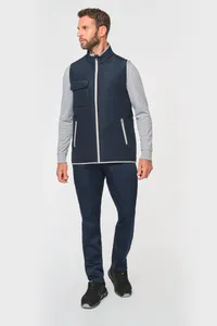 4-lagiger Bodywarmer mit Wärmeisolierung.