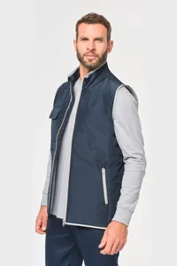 4-lagiger Bodywarmer mit Wärmeisolierung.