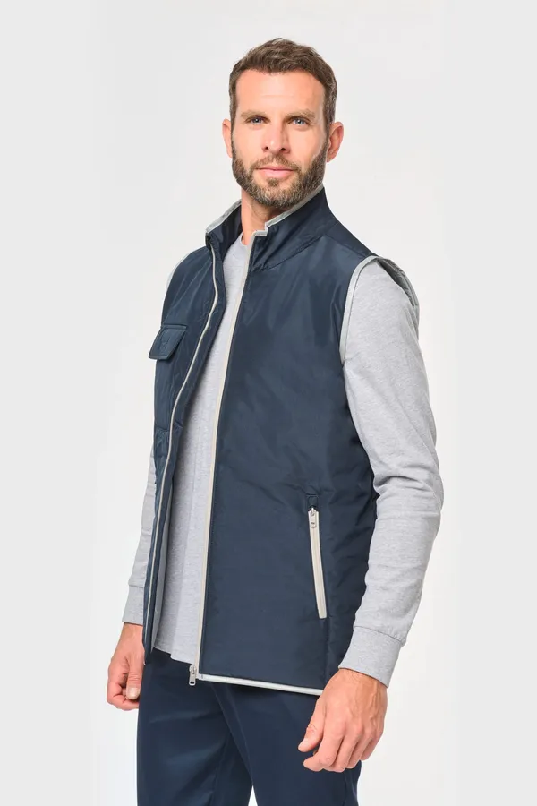 4-lagiger Bodywarmer mit Wärmeisolierung.