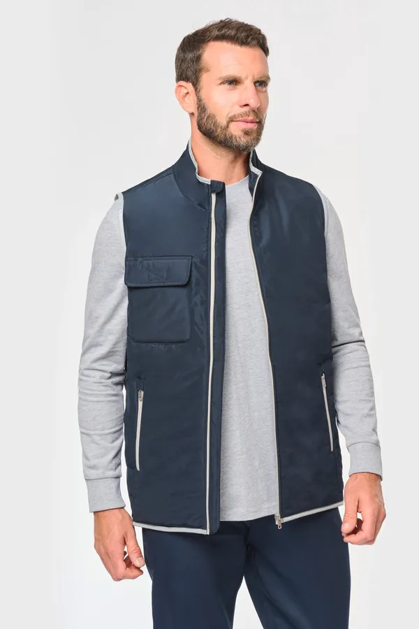 4-lagiger Bodywarmer mit Wärmeisolierung.