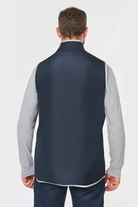 4-lagiger Bodywarmer mit Wärmeisolierung.