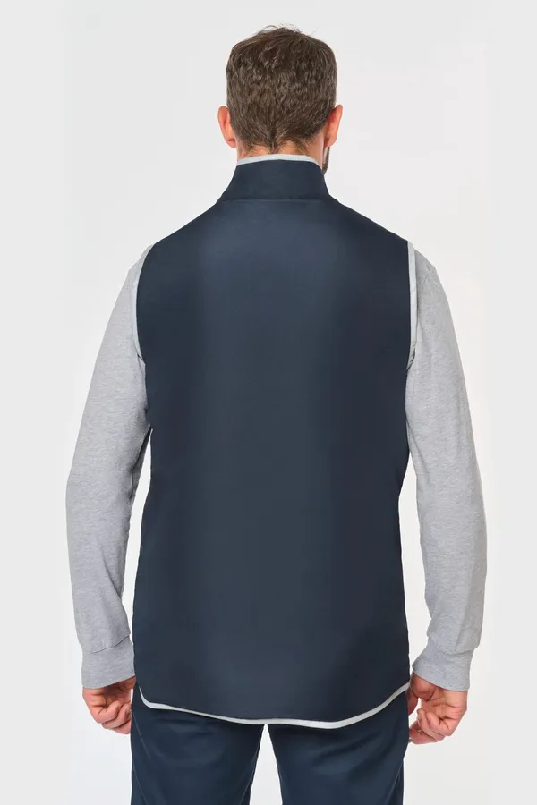 4-lagiger Bodywarmer mit Wärmeisolierung.