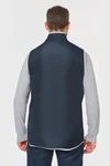 4-lagiger Bodywarmer mit Wärmeisolierung.