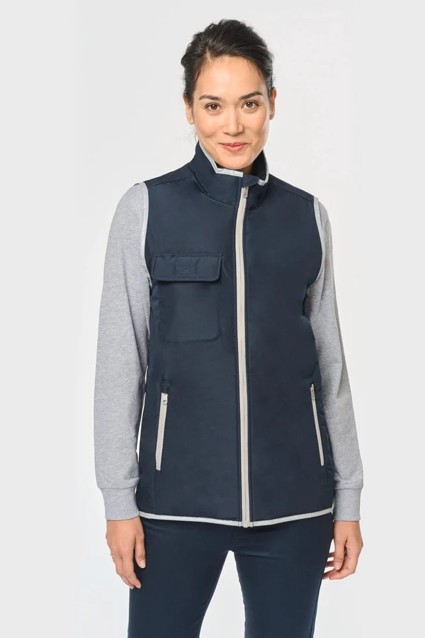 4-lagiger Bodywarmer mit Wärmeisolierung.