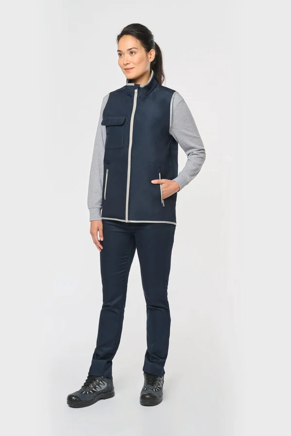 4-lagiger Bodywarmer mit Wärmeisolierung.