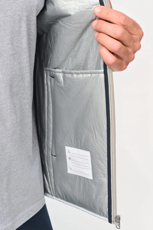 4-lagiger Bodywarmer mit Wärmeisolierung.