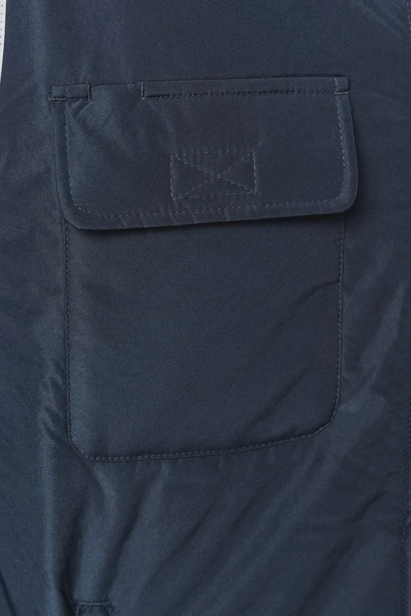 4-lagiger Bodywarmer mit Wärmeisolierung.