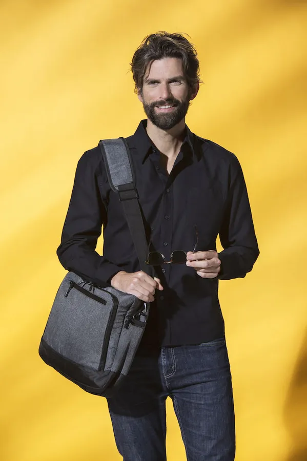 040221_027950_IMss18_LaptopBagClarkShirt.jpg