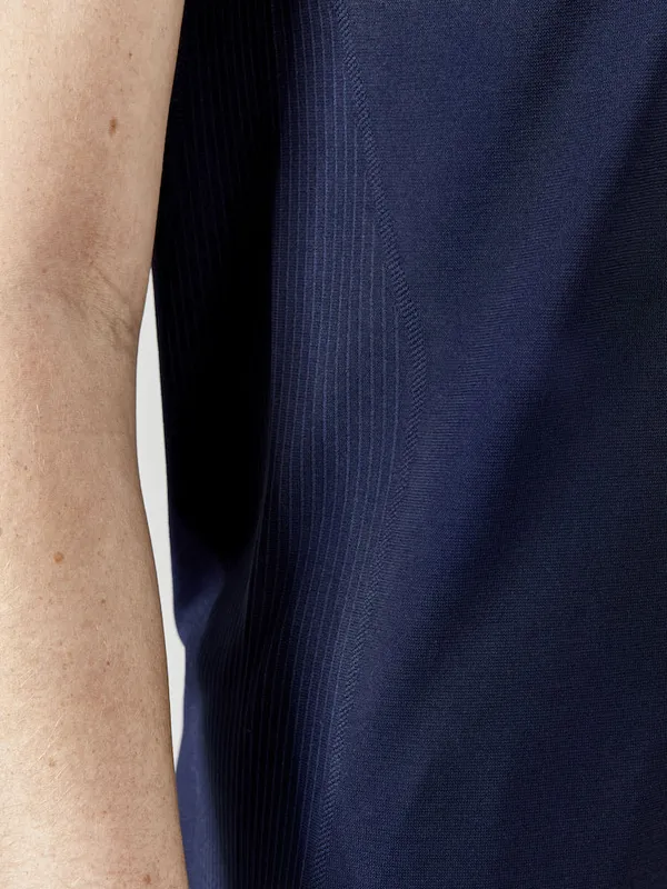 1910385-390000_ADV Seamless Polo Shirt W_Closeup6.jpg