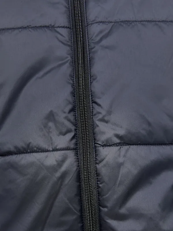 1910986-999000_CORE Light Padded Vest M_Closeup5.jpg