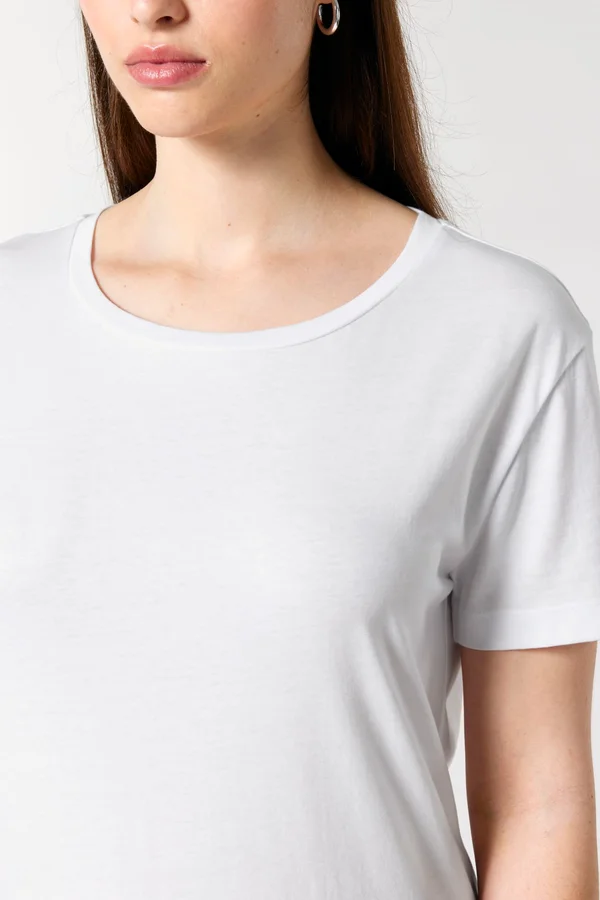 Das Damen-T-Shirt mit weitem Rundhalsausschnitt