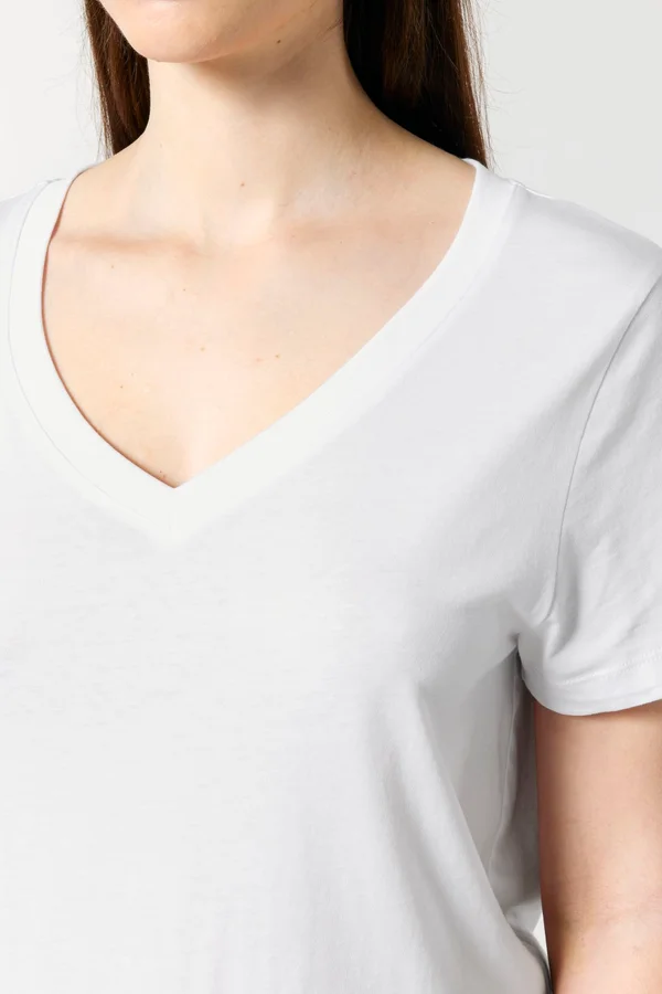 Das Damen-T-Shirt mit V-Ausschnitt