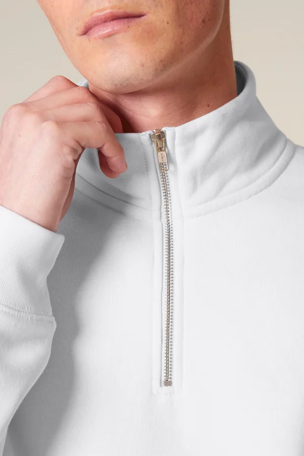 Das Unisex-Sweatshirt mit kurzem Reißverschluss