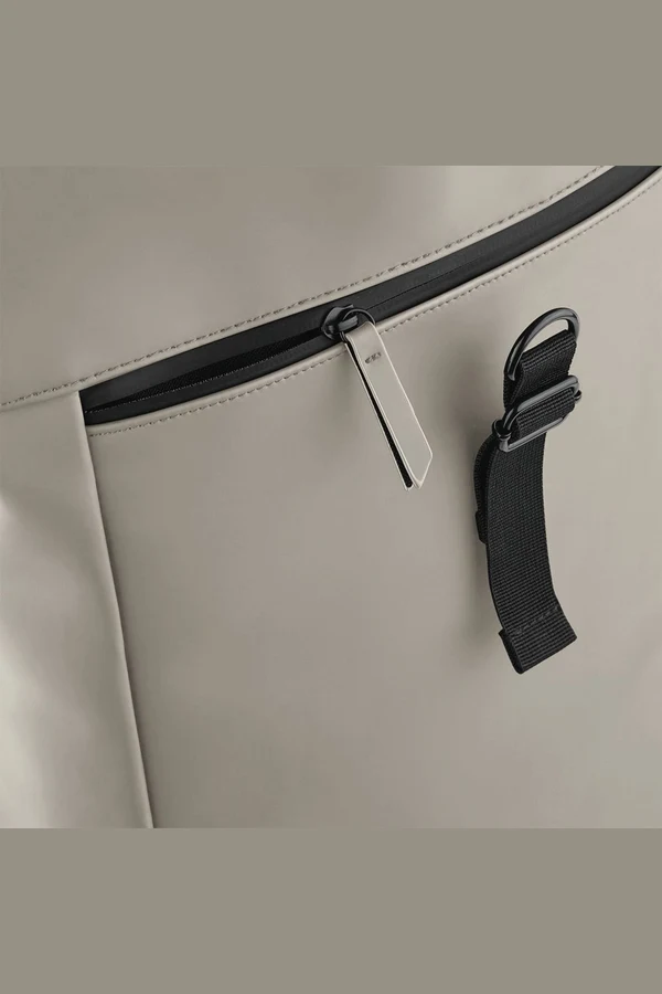 Rucksack mit Roll-Top-Klappe aus mattem Polyurethan