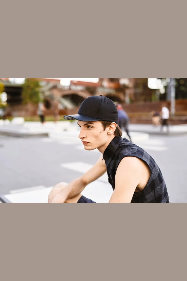 Carbon snapback cap