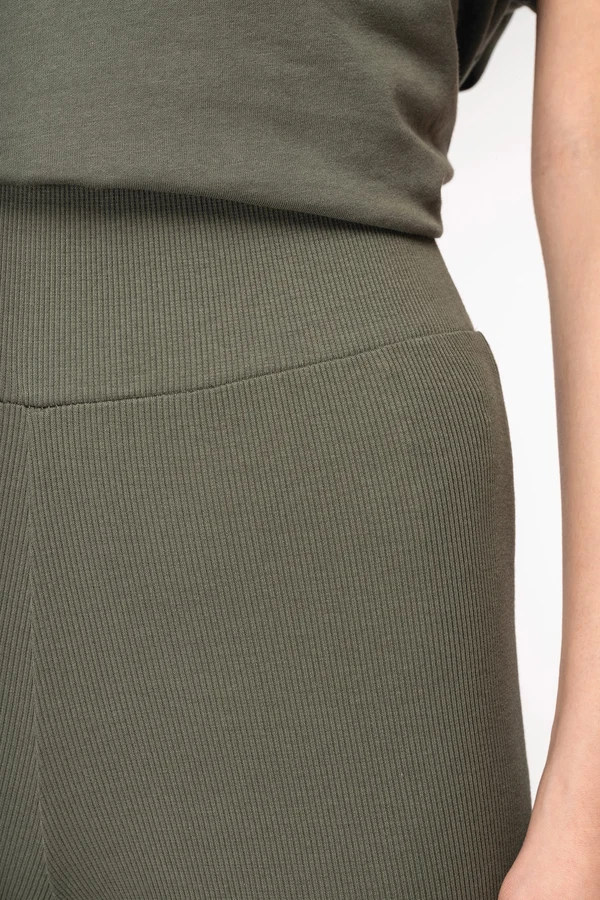Umweltfreundliche Ripp-Shorts für Damen