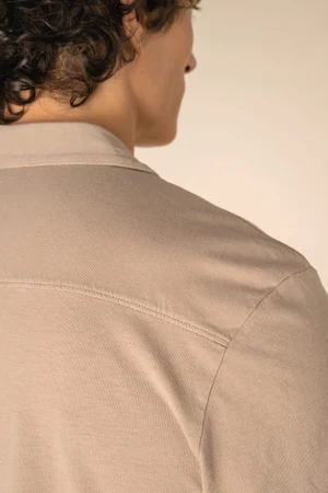 Umweltfreundliches ausgewaschenes Jersey-Herrenhemd mit kurzen Ärmeln und Bowling-Kragen