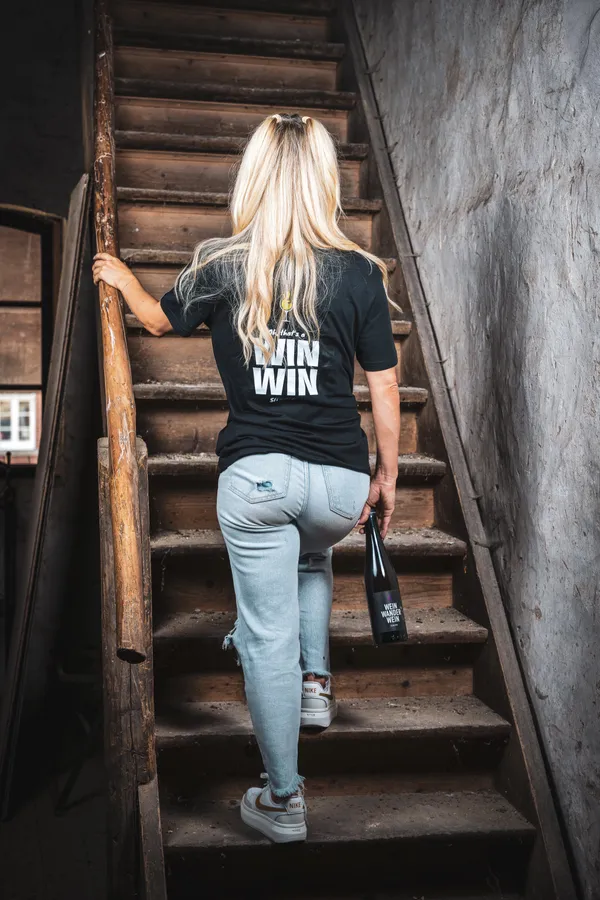image-6831f338dbdaa6660800fa2a-DieWeinwanderungMerch_14.png
