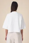 Das kurze Damen-T-Shirt aus recycelter Baumwolle
