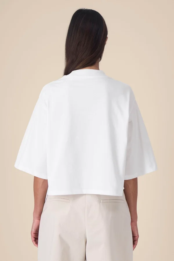 Das kurze Damen-T-Shirt aus recycelter Baumwolle