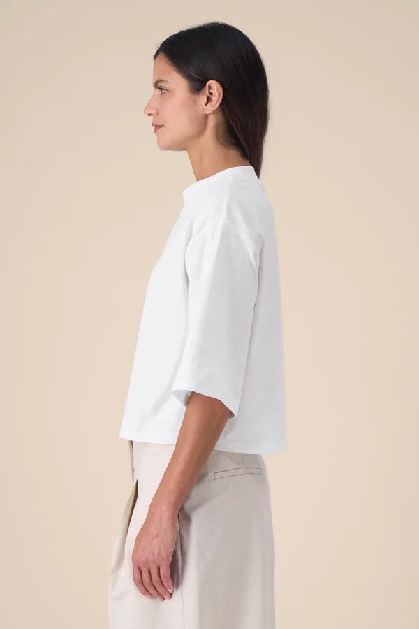 Das kurze Damen-T-Shirt aus recycelter Baumwolle