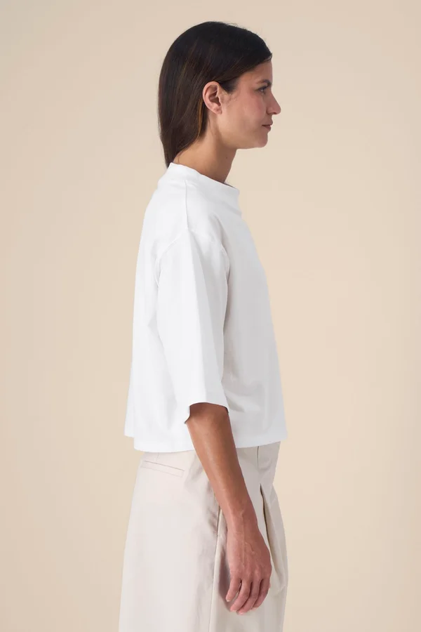 Das kurze Damen-T-Shirt aus recycelter Baumwolle