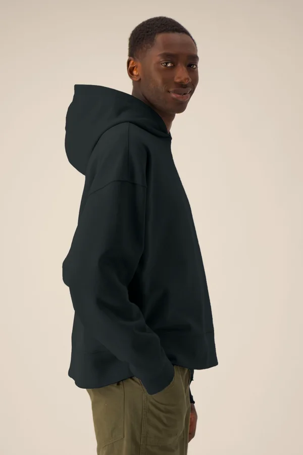 Der Boxy Unisex-Hoodie aus recycelter Baumwolle