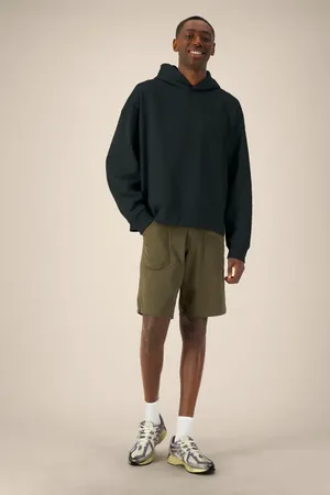 Der Boxy Unisex-Hoodie aus recycelter Baumwolle