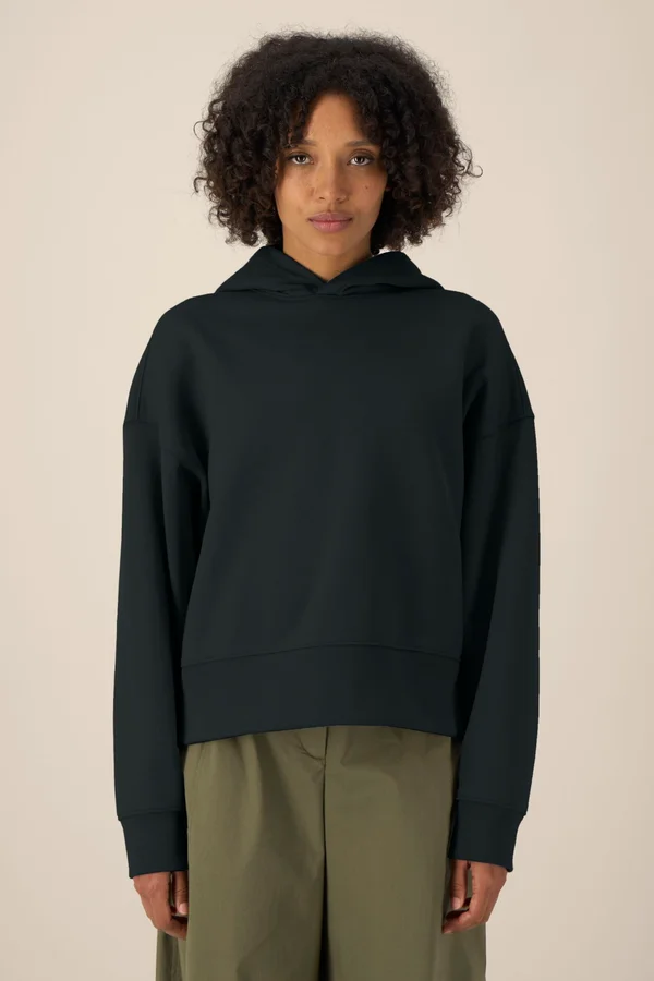 Der Boxy Unisex-Hoodie aus recycelter Baumwolle
