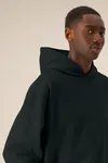 Der Boxy Unisex-Hoodie aus recycelter Baumwolle