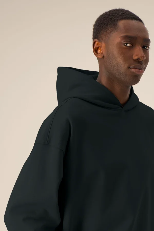 Der Boxy Unisex-Hoodie aus recycelter Baumwolle
