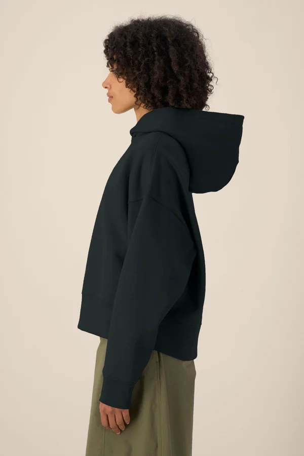 Der Boxy Unisex-Hoodie aus recycelter Baumwolle