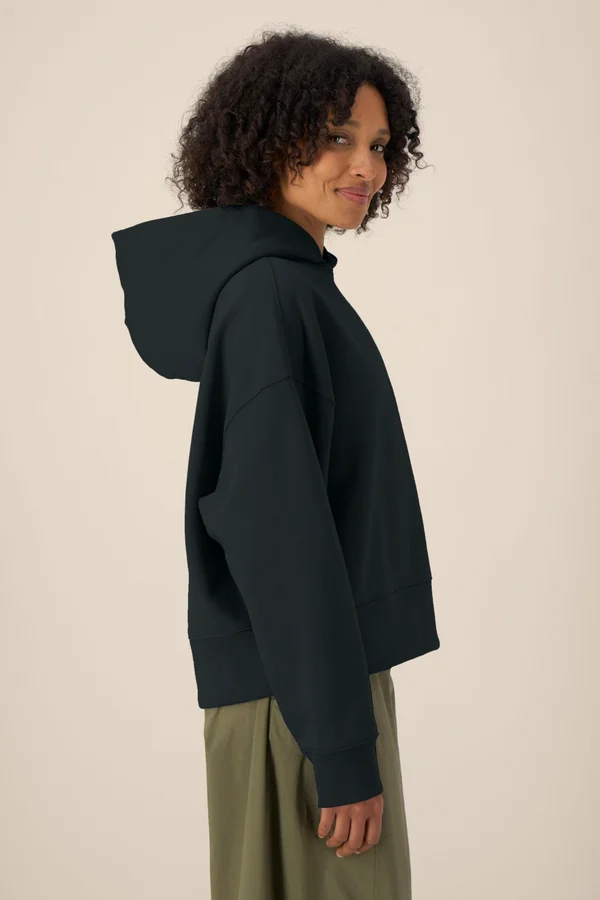 Der Boxy Unisex-Hoodie aus recycelter Baumwolle