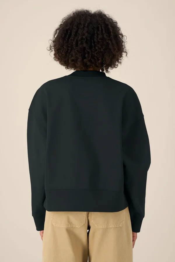 Das Boxy Rundhals-Unisex-Sweatshirt aus recycelter Baumwolle