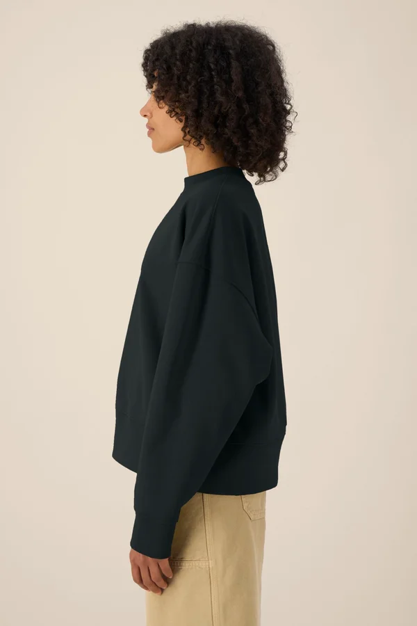Das Boxy Rundhals-Unisex-Sweatshirt aus recycelter Baumwolle