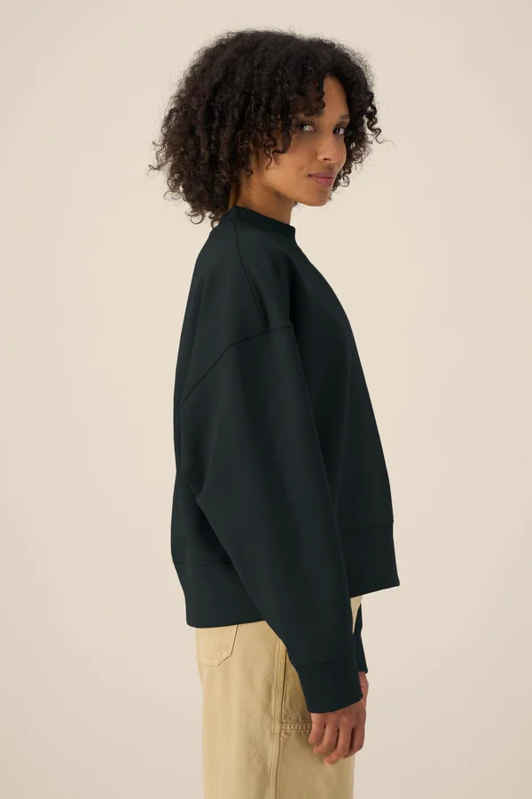Das Boxy Rundhals-Unisex-Sweatshirt aus recycelter Baumwolle