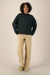 Das Boxy Rundhals-Unisex-Sweatshirt aus recycelter Baumwolle
