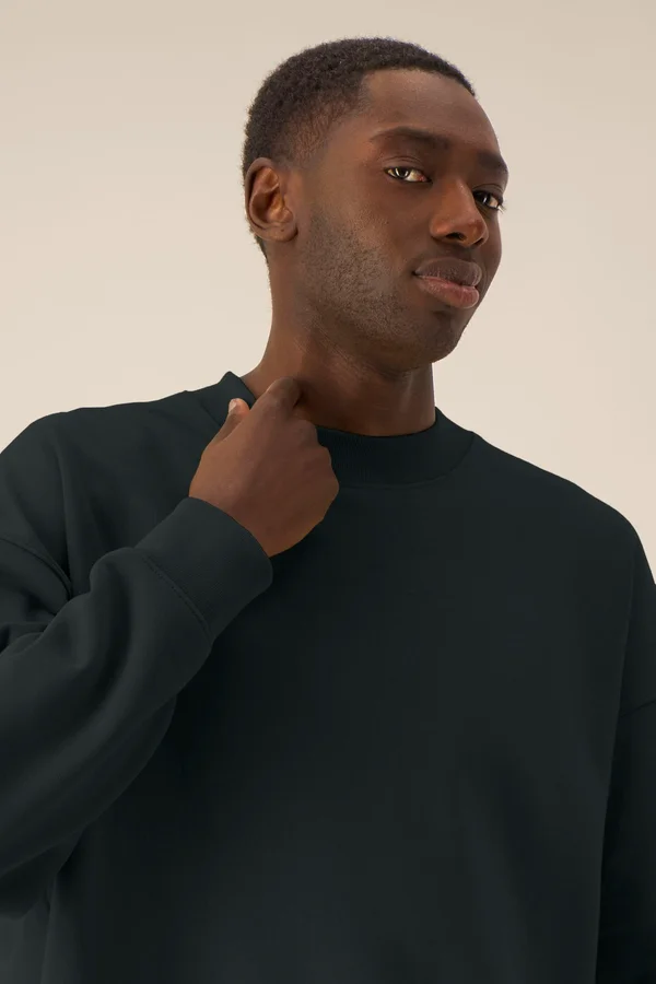 Das Boxy Rundhals-Unisex-Sweatshirt aus recycelter Baumwolle
