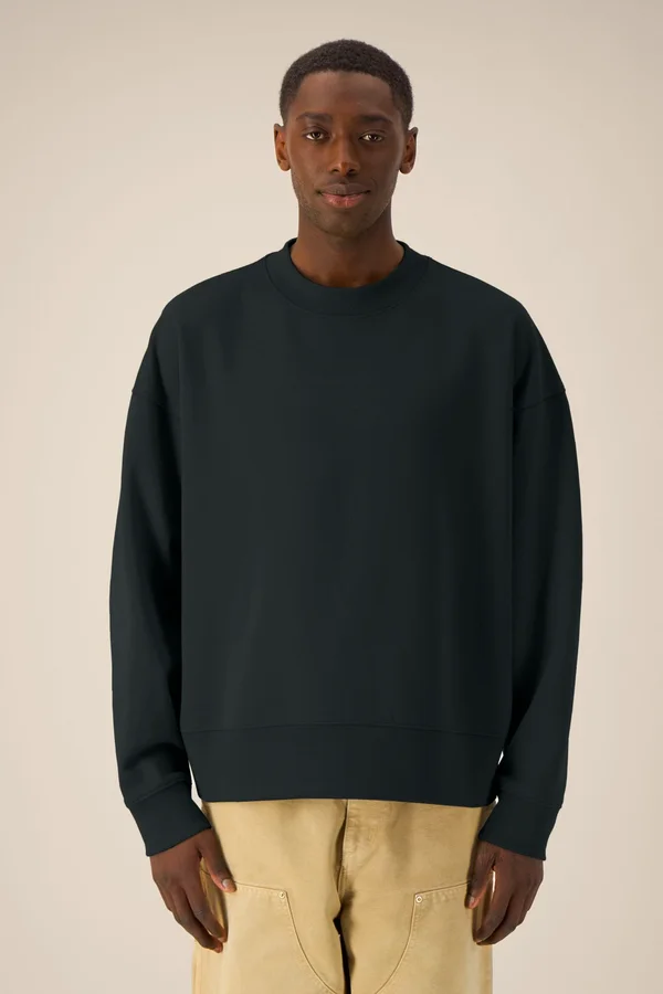 Das Boxy Rundhals-Unisex-Sweatshirt aus recycelter Baumwolle