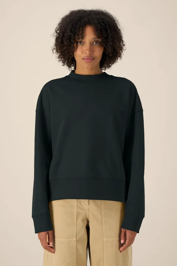 Das Boxy Rundhals-Unisex-Sweatshirt aus recycelter Baumwolle