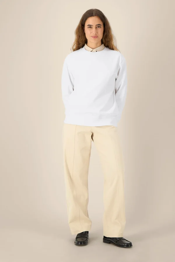 Das Rundhals-Unisex-Sweatshirt aus recycelter Baumwolle