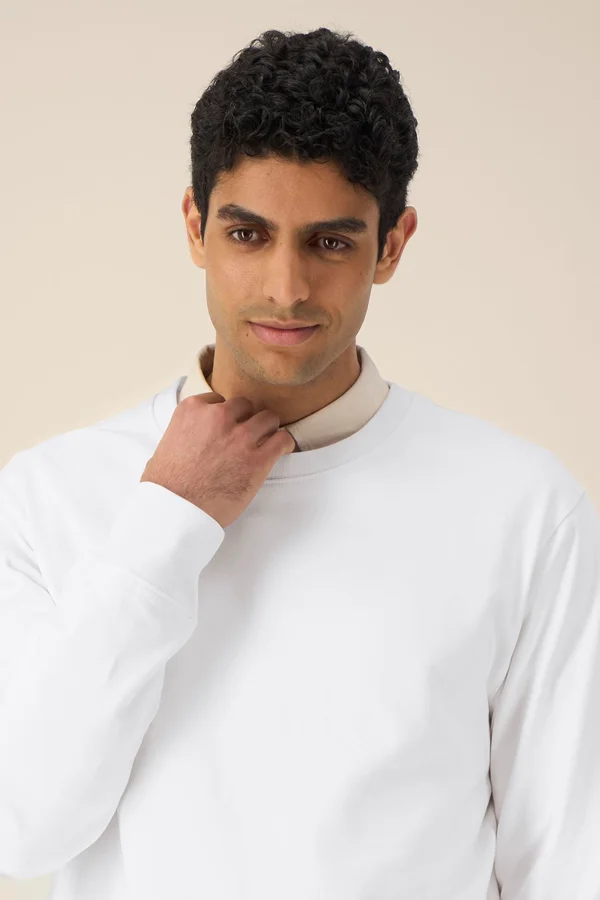 Das Rundhals-Unisex-Sweatshirt aus recycelter Baumwolle