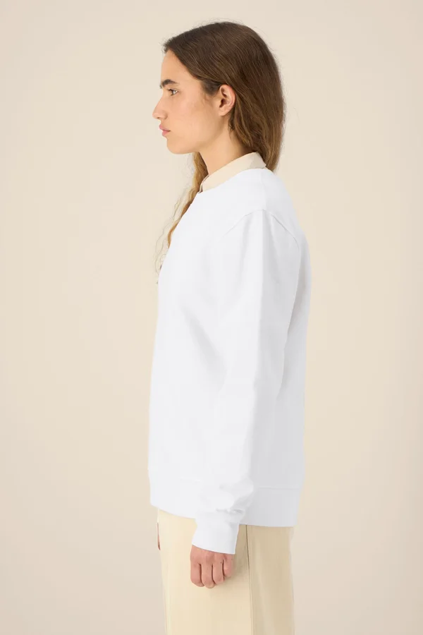 Das Rundhals-Unisex-Sweatshirt aus recycelter Baumwolle