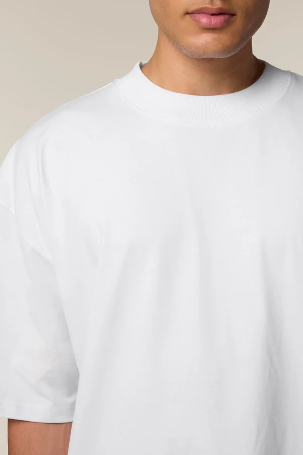 Das Oversized Unisex-T-Shirt mit Stehkragen