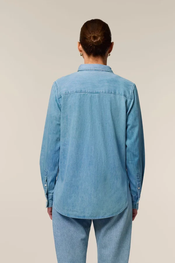 Das Damen-Jeanshemd